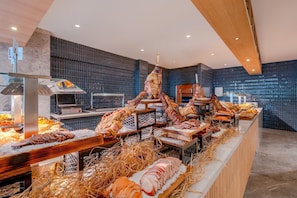 4 restaurants, serveren ontbijt, lunch, diner, Italiaanse gerechten