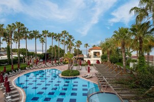 Una piscina techada, 3 piscinas al aire libre
