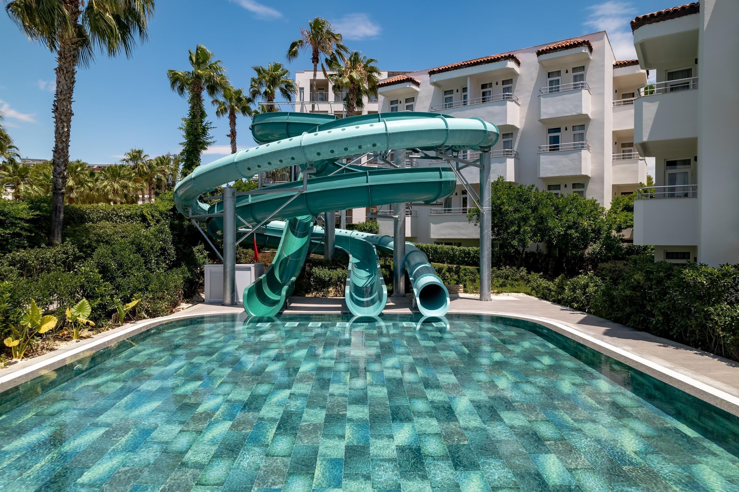 Una piscina techada, 3 piscinas al aire libre