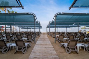 Private beach, sun loungers, beach umbrellas, beach towels - Trendy Palm Beach (Adults Only, 16+) (Manavgat)