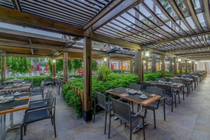 4 restauranter: frokost, lunsj og middag serveres