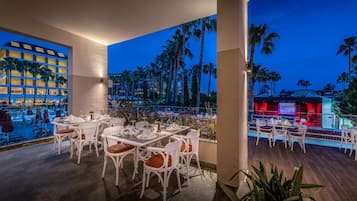 4 restaurants, breakfast, lunch, dinner served; Italian cuisine