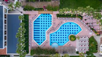 Indoor pool, 3 outdoor pools