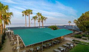 Privat strand, solsenger, parasoller og strandhåndklær