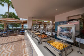 4 restaurants, breakfast, lunch, dinner served; Italian cuisine