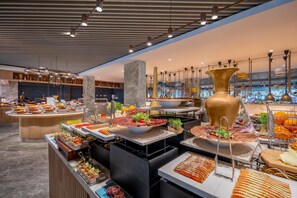 4 restaurantes; se sirve desayuno, almuerzo y cena