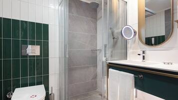 Kostenlose Toilettenartikel, Haartrockner, Bademäntel, Hausschuhe