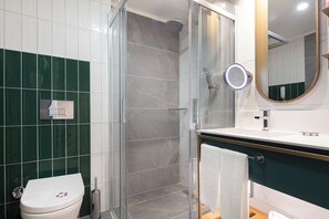 免费洗浴用品、吹风机、浴袍、拖鞋