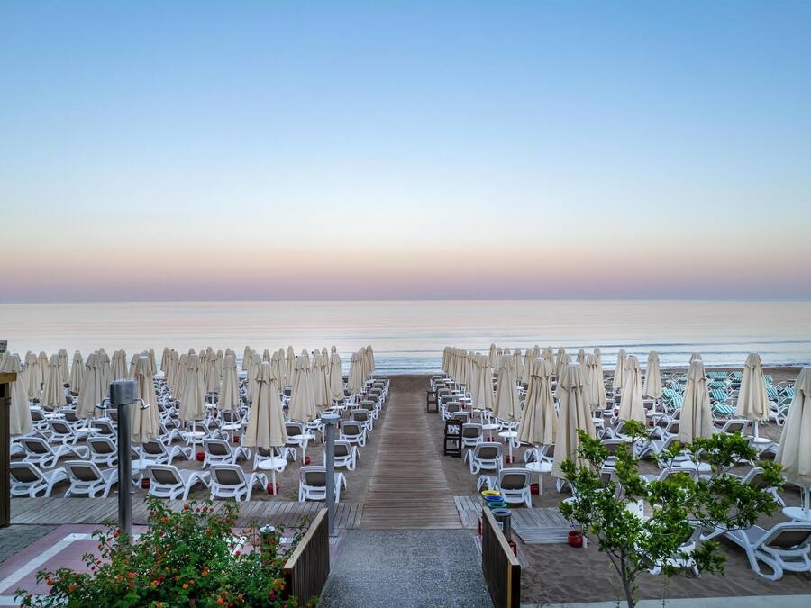 Privatstrand, Liegestühle, Sonnenschirme, Strandtücher