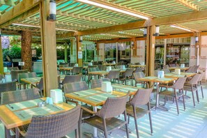 2 restauranter, frokost, lunsj og middag serveres, italienske retter