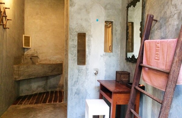 Villa With A/C (Chomjan House) | حمام | تجهيزات دش، مستلزمات مجانية للعناية الشخصية، مناشف