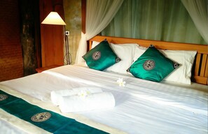 Villa With A/C (Chomjan House) | Escrivaninha, Wi-Fi de cortesia