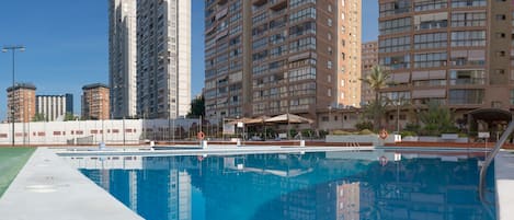 Una piscina al aire libre de temporada