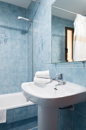 Apartamento estándar, 2 habitaciones | Baño | Bañera, secador de pelo, bidé y toallas