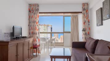 Departamento estándar, 1 habitación | Área de sala de estar | Smart TV de 32 pulgadas con canales digitales y televisión