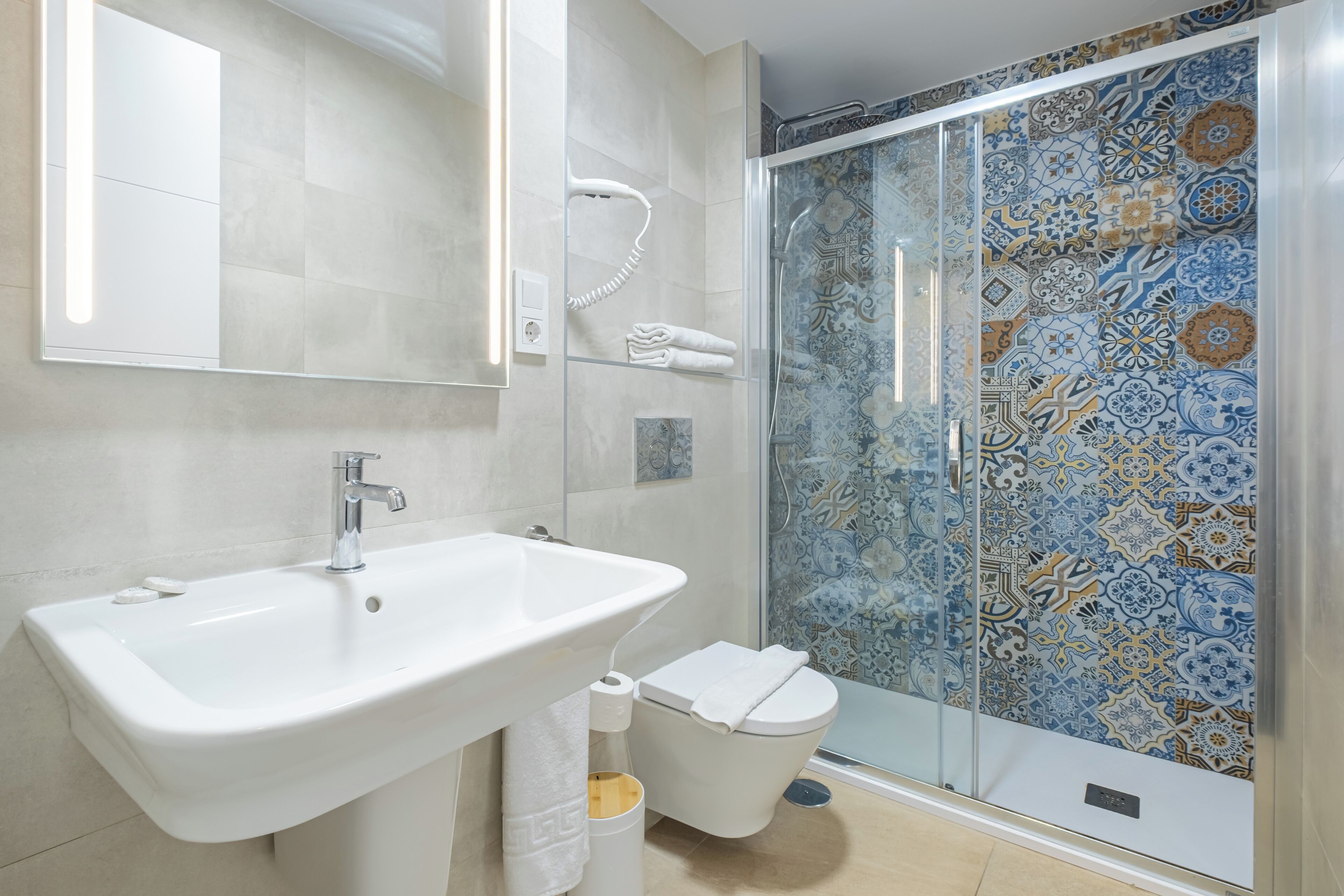 Apartamento standard, 1 quarto | Banheiro | Banheira, secador de cabelo, bidê, toalhas de banho