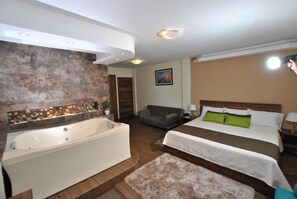 Superior Suite | Bathroom | Free toiletries, soap, shampoo, toilet paper