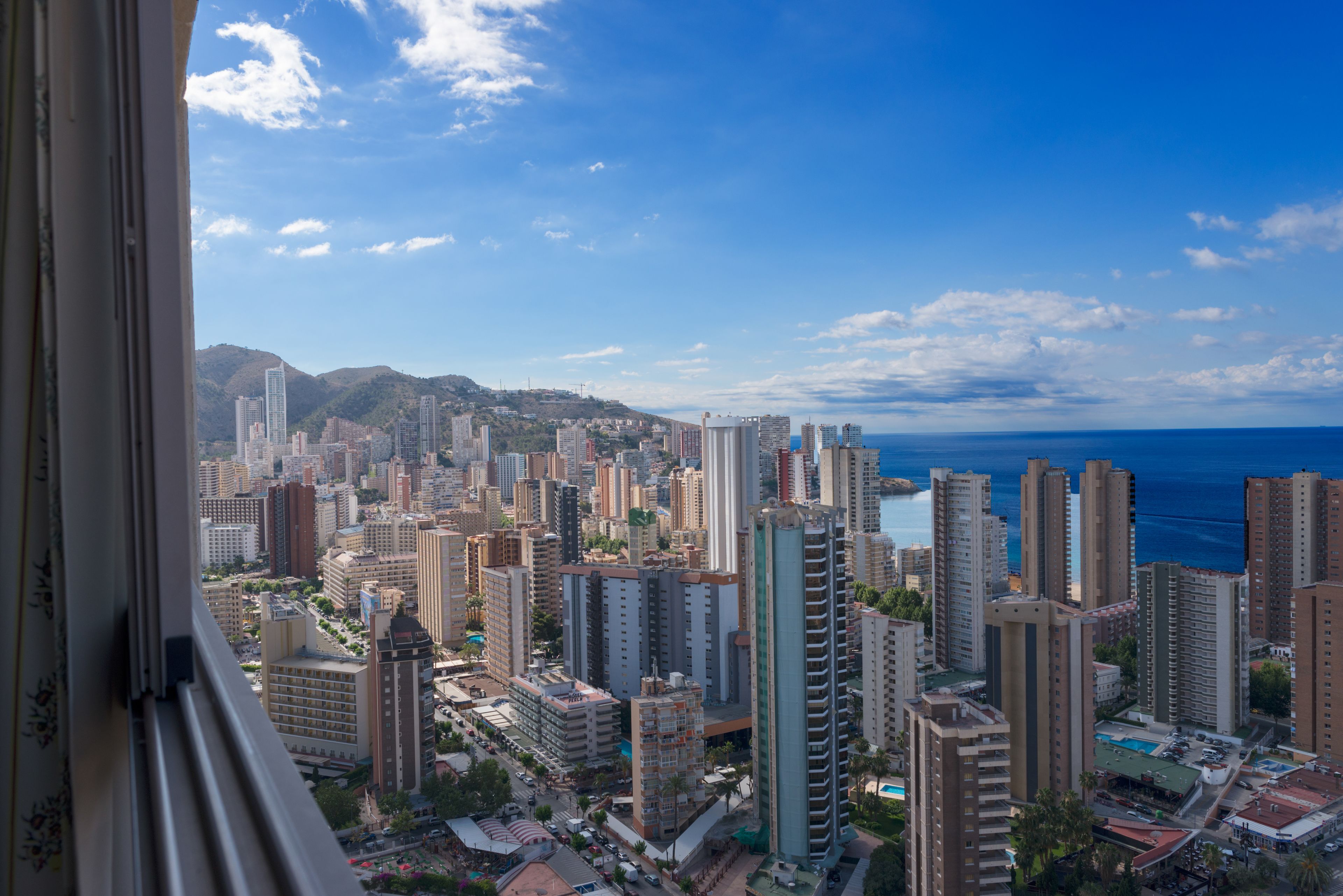 Un paisaje urbano con rascacielos y vista al océano.