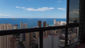 A cityscape with high-rise buildings and a view of the ocean. - APARTAMENTOS GEMELOS 20 - BENINTER (Benidorm)