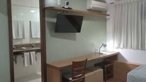 A bathroom with a mirror, sink, and towel rack. - Hotel São Bento (Belo Horizonte)