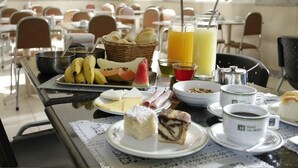 A breakfast buffet with various food items, including fruits, pastries, and beverages. - Hotel São Bento (Belo Horizonte)