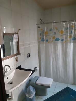 Een douche, handdoeken