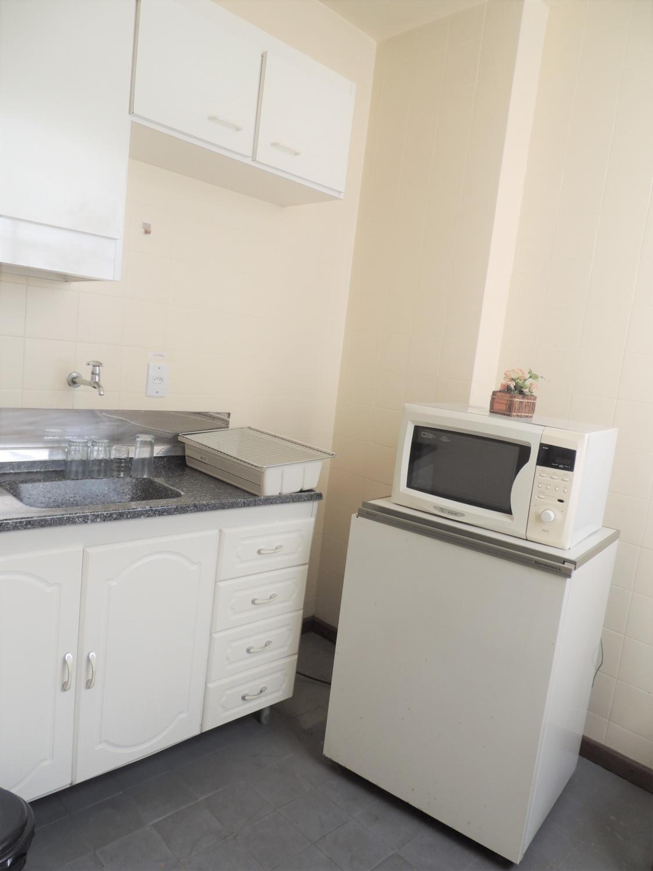 Geladeira, cooktop, talheres/pratos/utensílios de cozinha