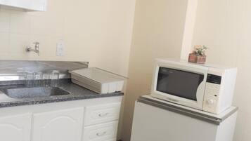 Geladeira, cooktop, talheres/pratos/utensílios de cozinha