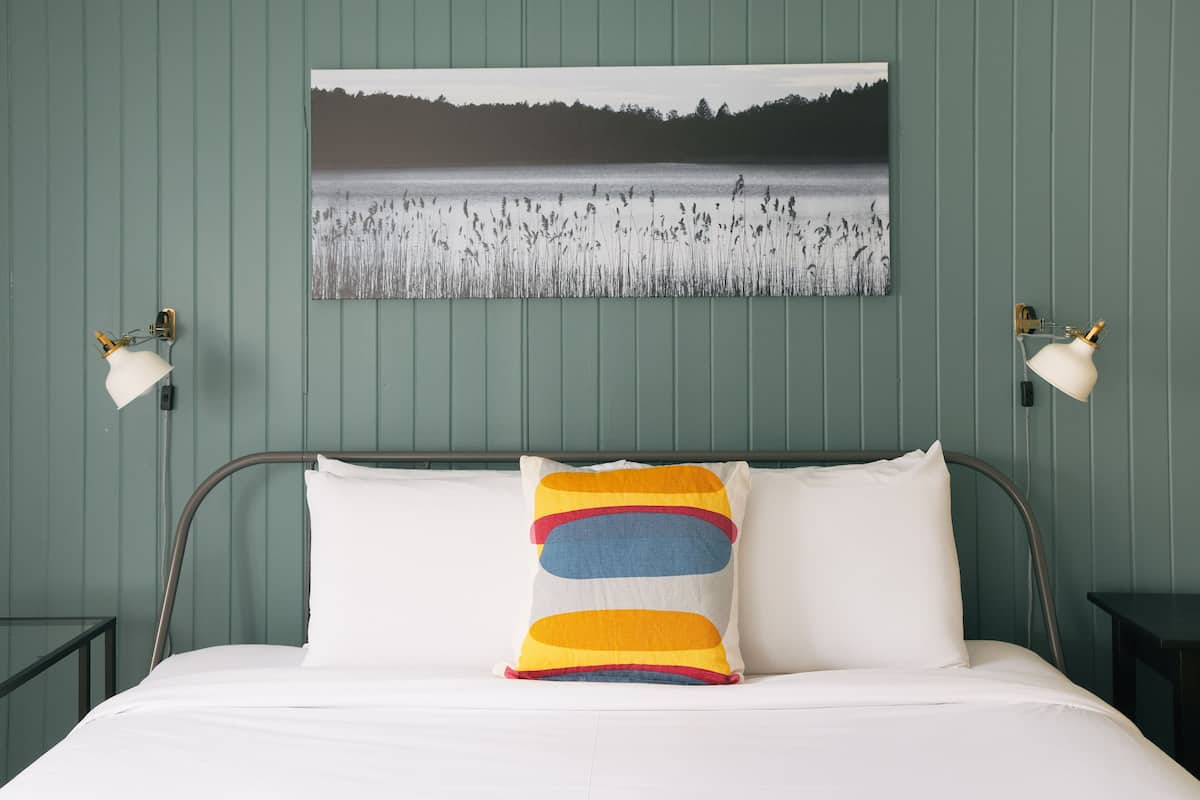 Comfort Room, 1 King Bed, Private Bathroom | 1 bedroom, soundproofing, iron/ironing board, free WiFi