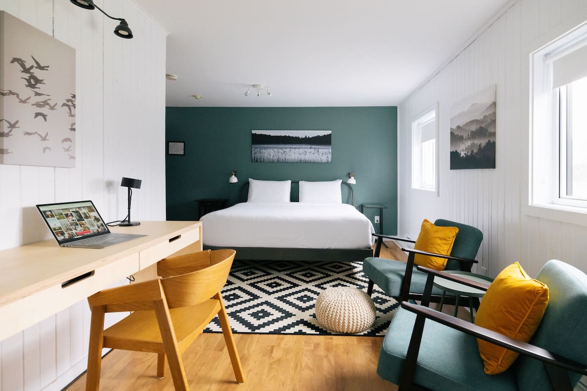 Deluxe Room, 1 King Bed, Private Bathroom | 1 bedroom, soundproofing, iron/ironing board, free WiFi