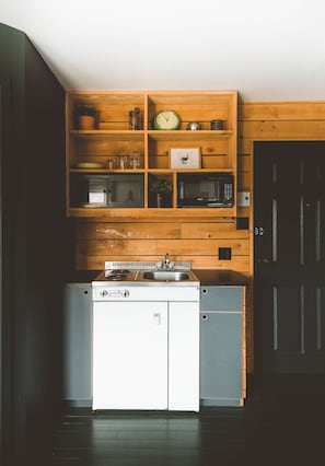 Classic Studio, 1 Queen Bed, Kitchenette | Private kitchen | Espresso maker, electric kettle - Beatnik Hôtel (Bromont)