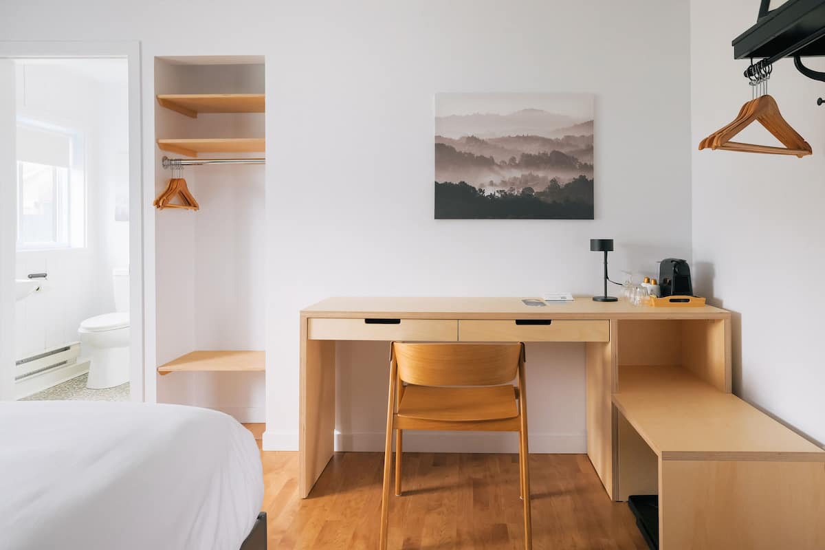 Standard Room, 1 Queen Bed, Private Bathroom | 1 bedroom, soundproofing, iron/ironing board, free WiFi