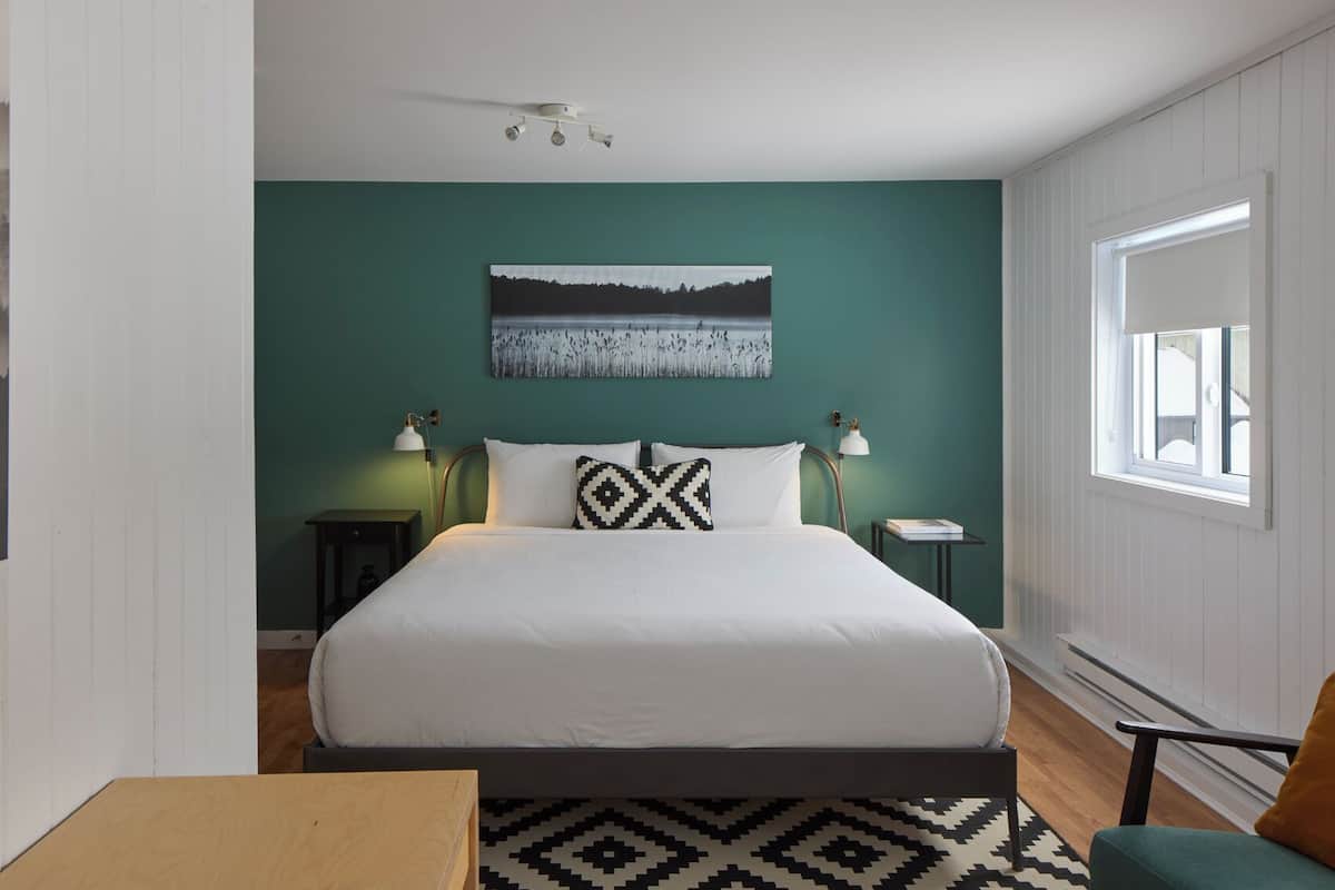 Habitación clásica, 1 cama King size, baño privado | Ropa de cama de alta calidad, decoración personalizada y insonorización