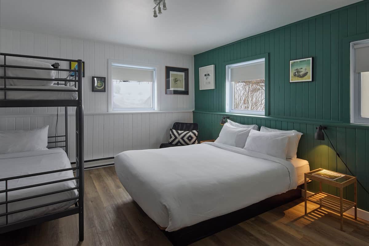 Habitación económica, varias camas, baño privado | Ropa de cama de alta calidad, decoración personalizada y insonorización