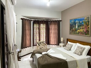 Minibar, decoración personalizada, wifi gratis y ropa de cama