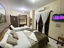 Quarto superluxo, sacada | Frigobar, individualmente decorados, Wi-Fi de cortesia, roupa de cama