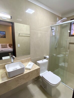 Habitación de lujo | Baño | Regadera, amenidades de baño gratuitas, secadora de cabello, bidet 