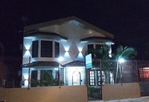 Fachada de la propiedad por la tarde o noche