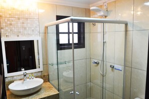 Luxury Room, Balcony | Bathroom | Shower, free toiletries, hair dryer, bidet - Pousada Canasvieiras (Florianópolis)