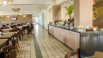 Café da manhã, almoço e jantar; culinária brasileira