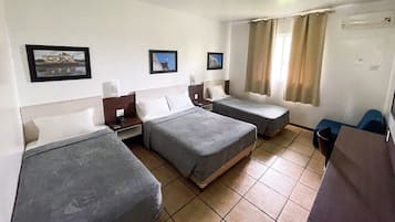 Quarto triplo, vista para o jardim | Frigobar, cofres nos quartos, individualmente decorados, escrivaninha