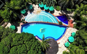 Piscine extérieure, parasols, chaises longues