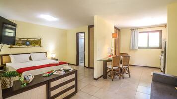 بديكورات فريدة لكل غرفة وطراز فريد لكل وحدة وستائر تعتيم ومكواة/لوح كي