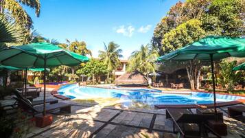 حمّام سباحة خارجي، مظلات على حمّام السباحة، مقاعد للتشمس