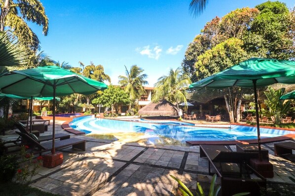 Piscine extérieure, parasols de plage, chaises longues