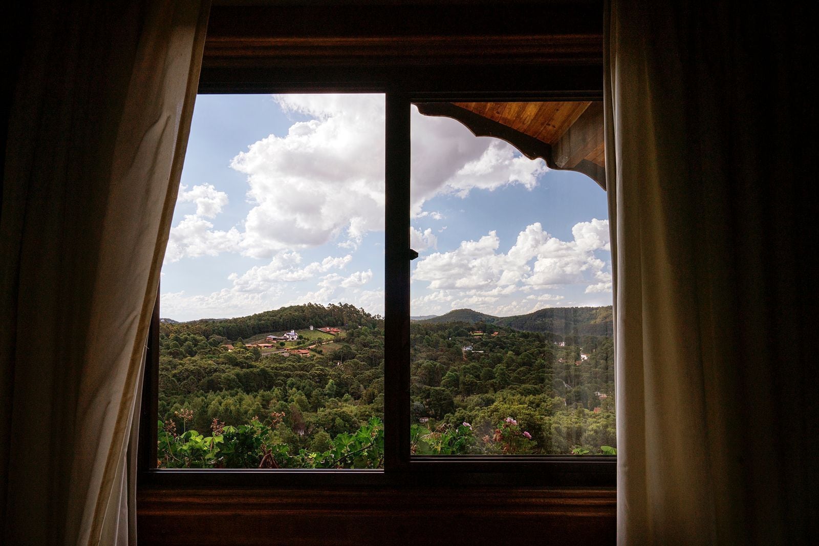 standard cabin | 3 bedrooms, blackout curtains, soundproofing, bed sheets