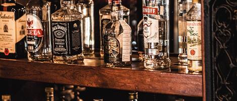 Un bar con diversas botellas de licores en estantes.