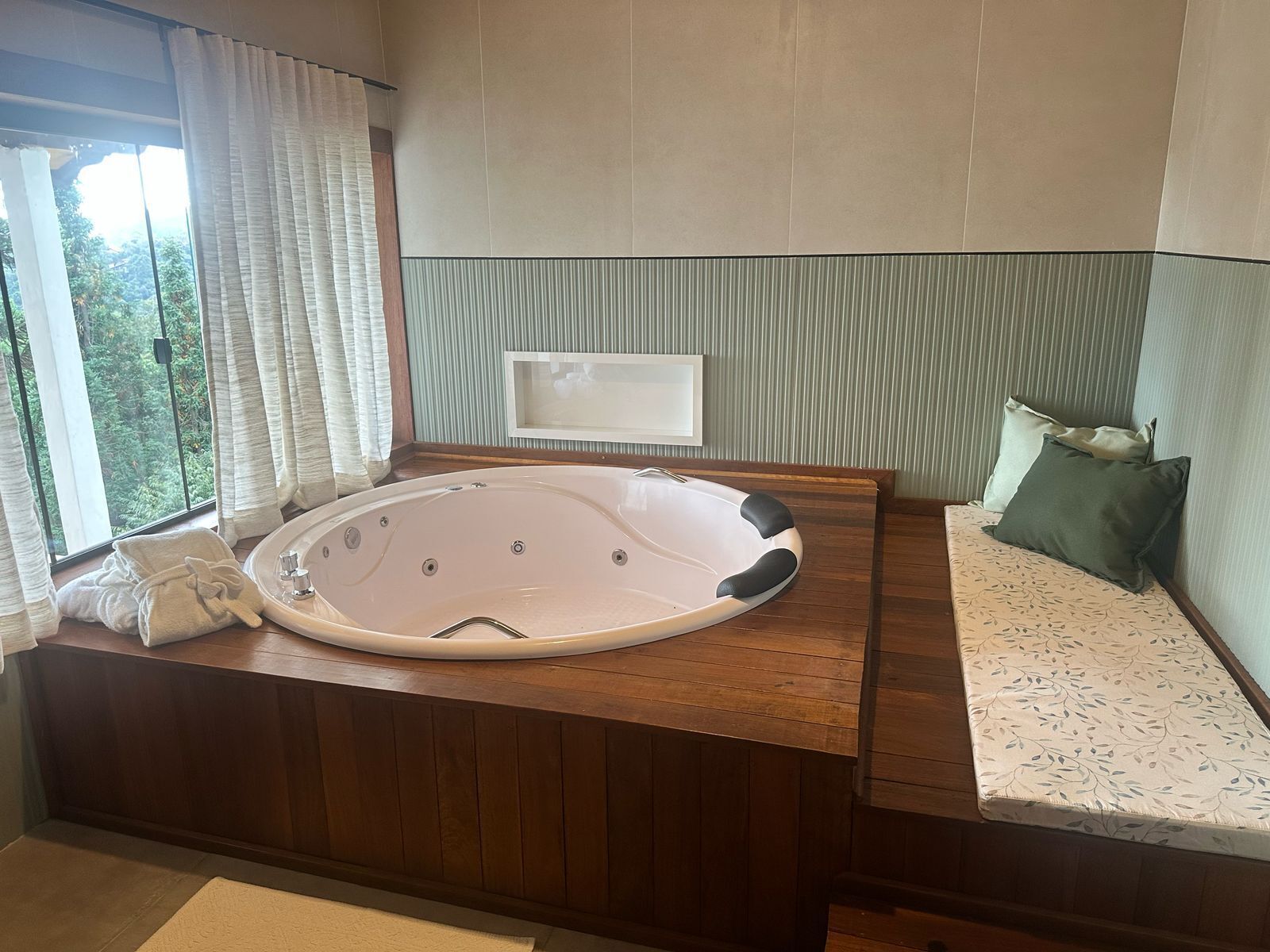 chale edelweiss | 3 bedrooms, blackout curtains, soundproofing, bed sheets