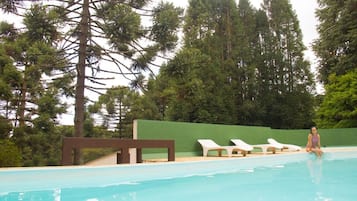 Indendørs pool, udendørs pool, parasoller, liggestole