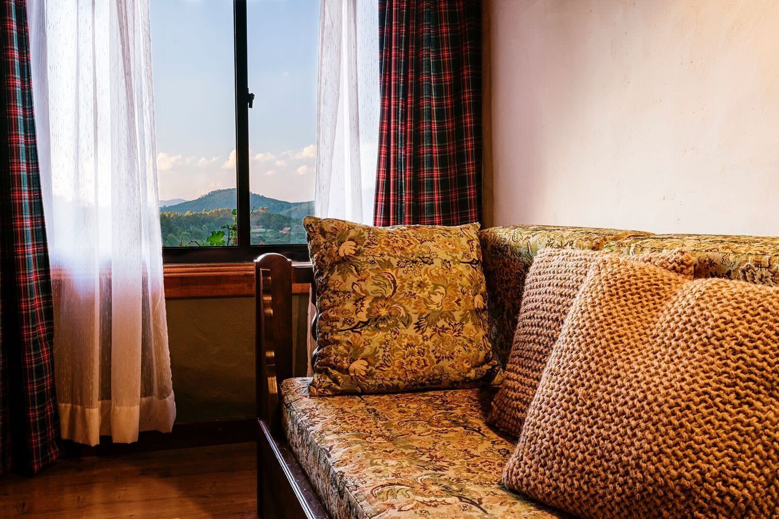 standard cabin | 3 bedrooms, blackout curtains, soundproofing, bed sheets